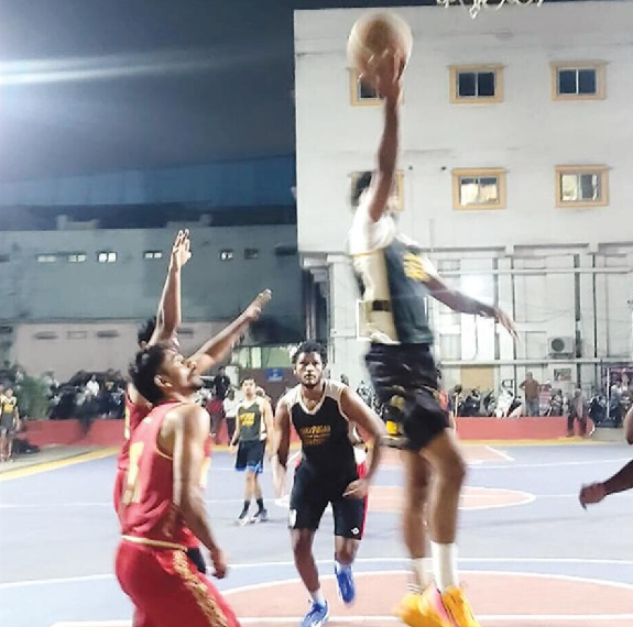 बास्केट में गेंद डालता खिलाड़ी मैच के दौरान