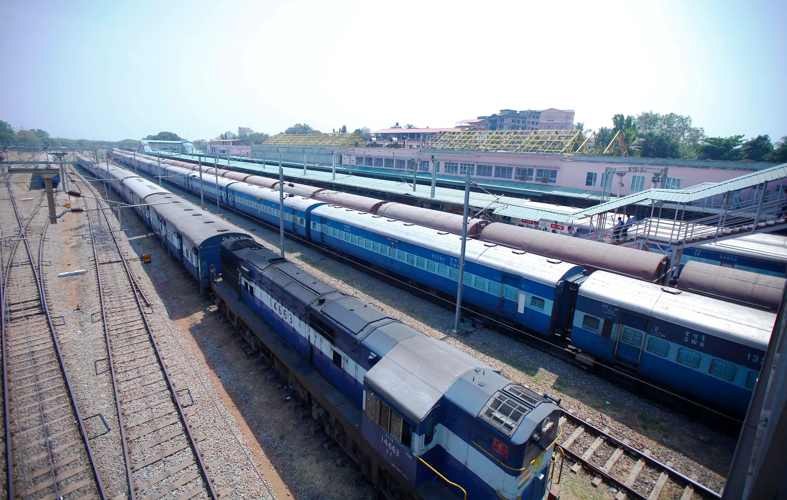 होली पर यात्रियों के लिए चलाई गई विशेष ट्रेन सेवाएँ