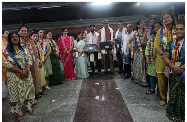 भांदक यात्रा के दौरान महिला सदस्य धार्मिक कार्यक्रम में भाग ले रही हैं