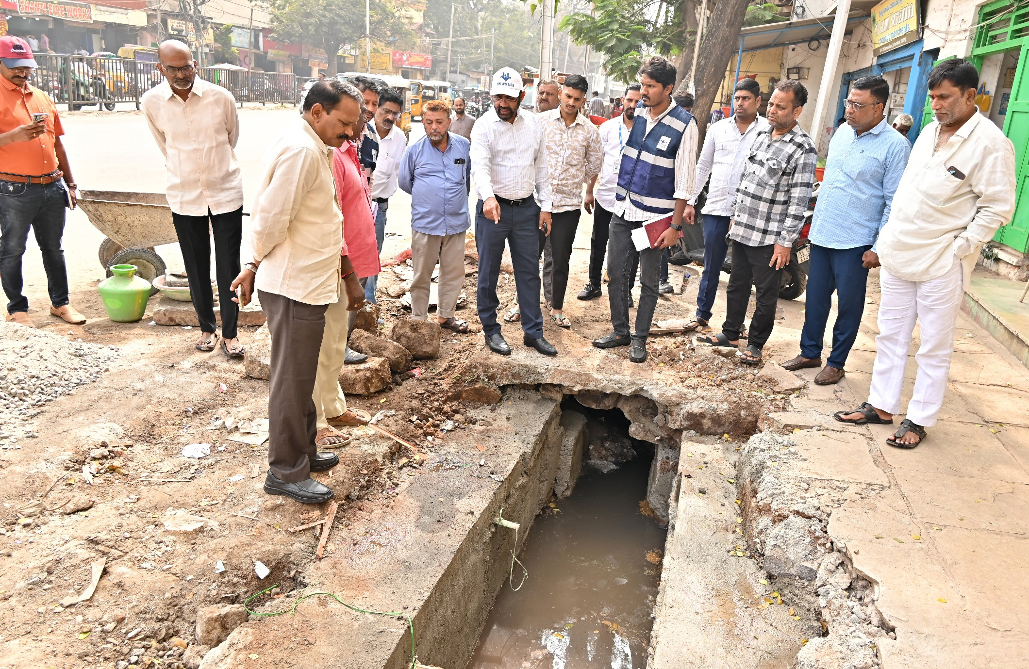 जलबोर्ड ने बेगम बाजार में सीवरेज ओवरफ्लो की स्थिति देखी