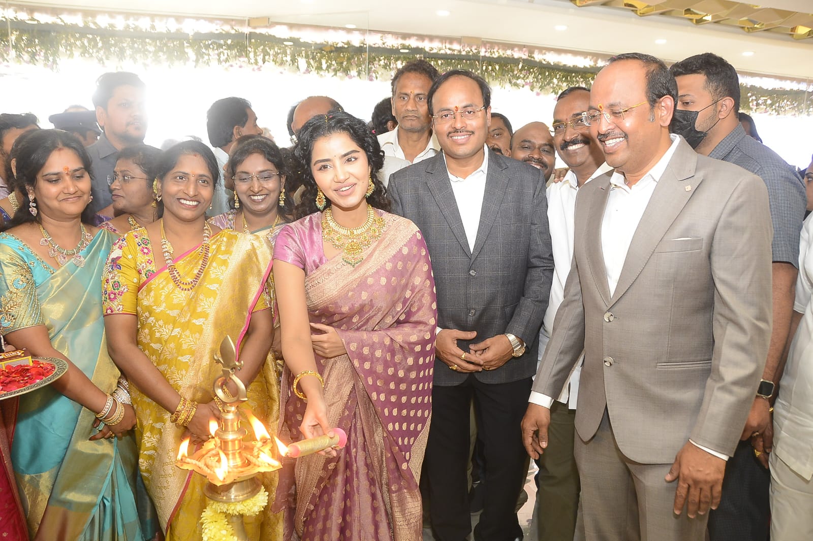 वैश्यराजू ज्वेलर्स शोरूम का उद्घाटन, अनुपमा के साथ