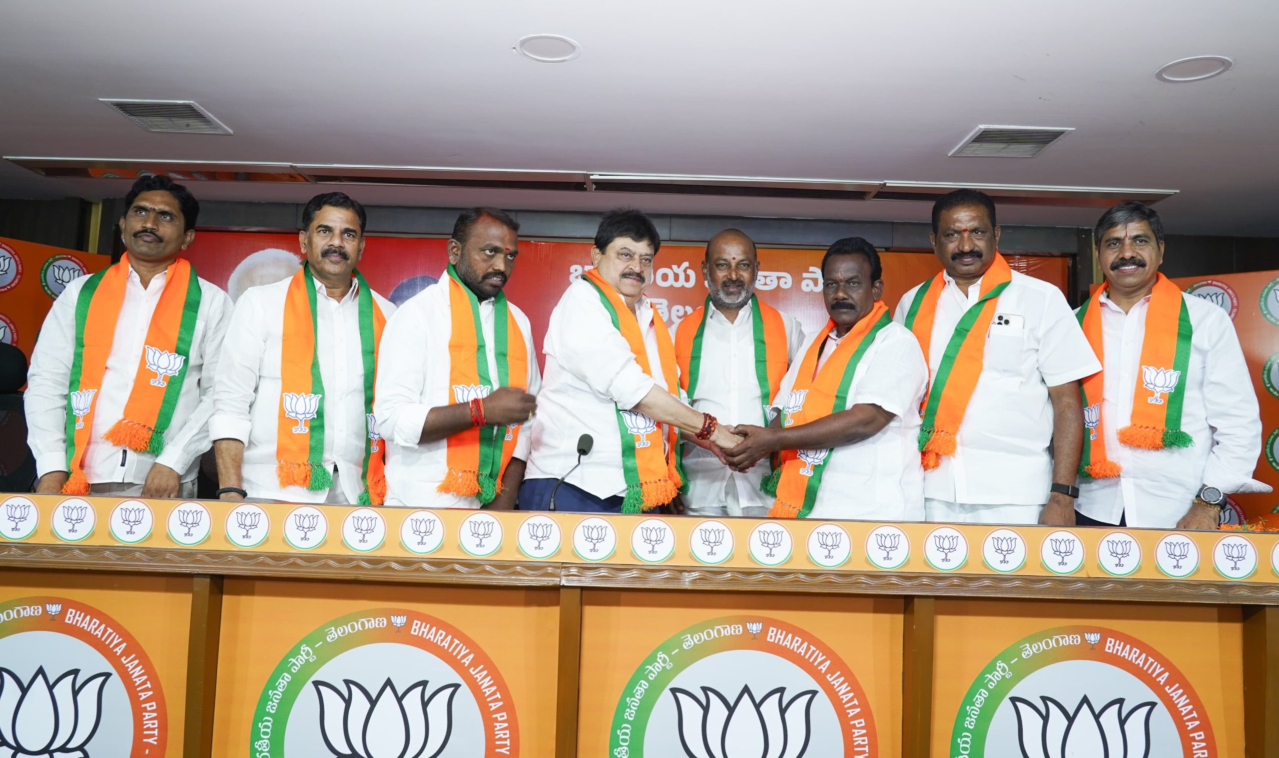 भाजपा मुख्यालय में नेताओं का राजनीतिक संबोधन