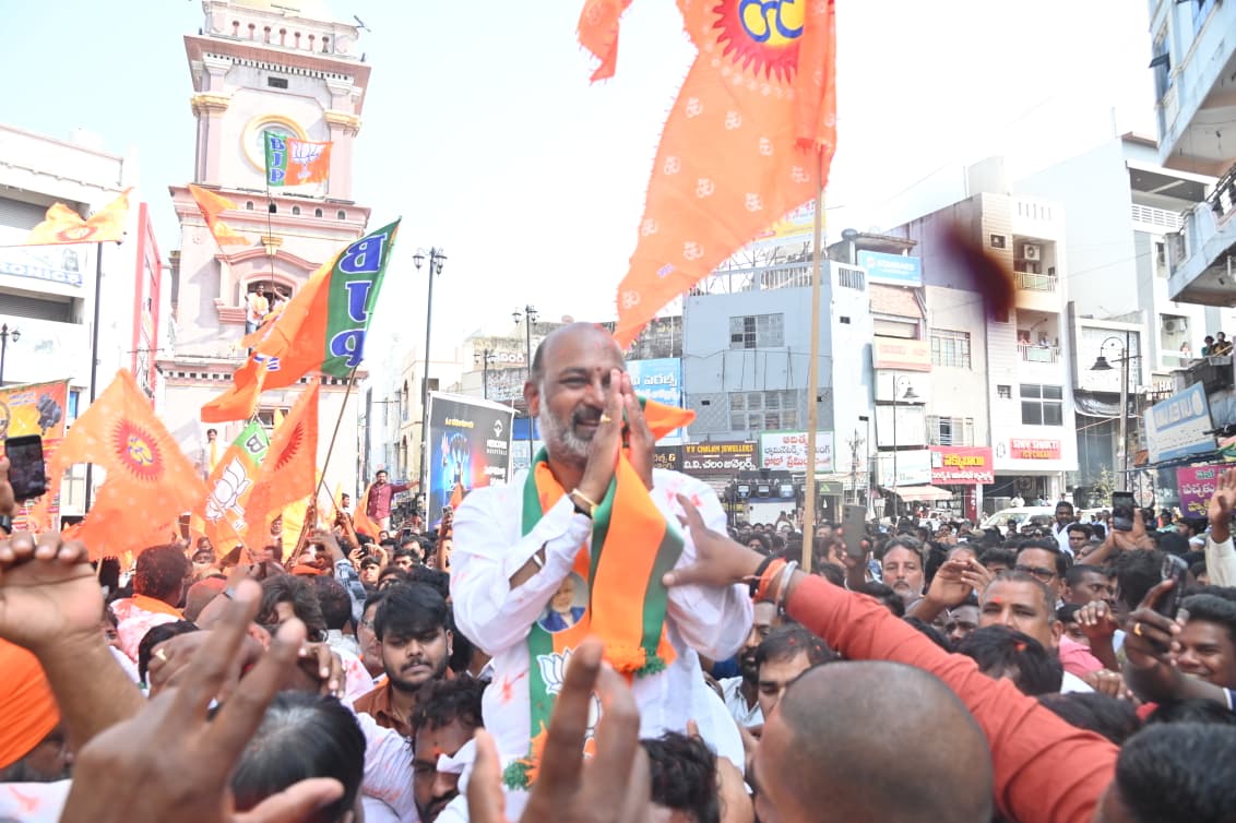 करीमनगर में मीडिया से बात करते बंडी संजय