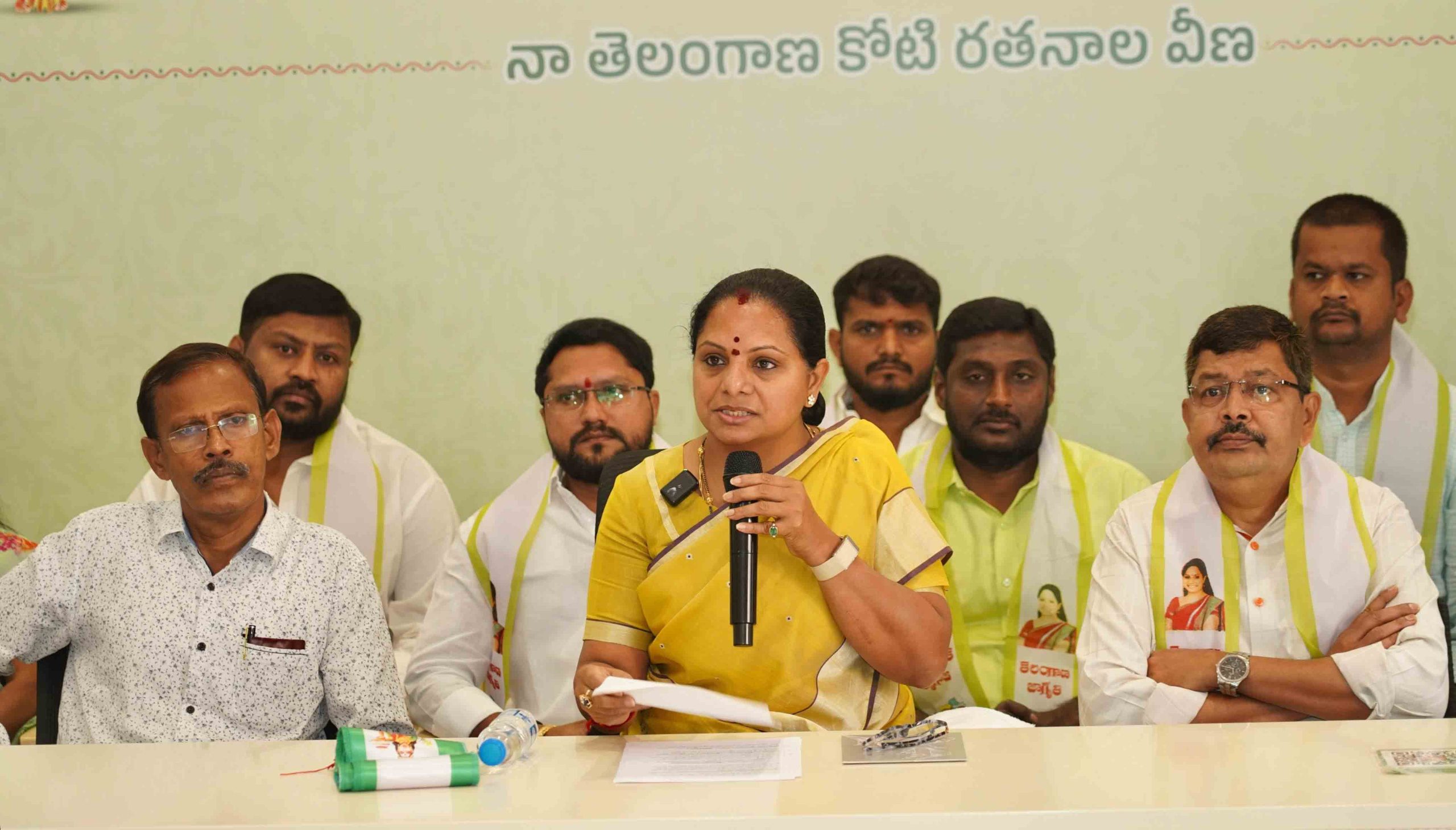 के. कविता आरटीसी कर्मचारियों के मुद्दों पर मीडिया से बात करती हुई