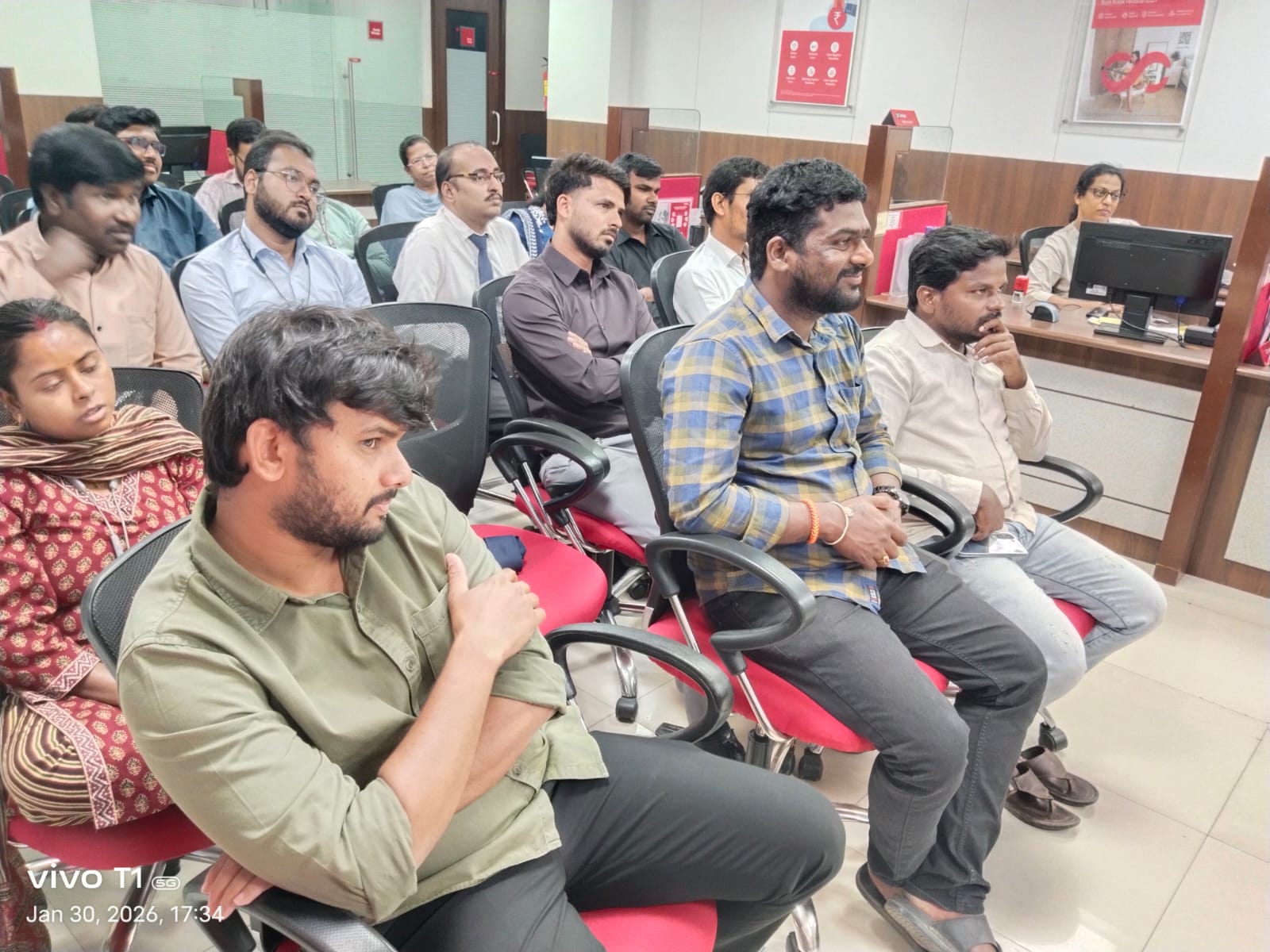 कोटक बैंक में तनाव प्रबंधन सत्र का अभ्यास करते कर्मचारी