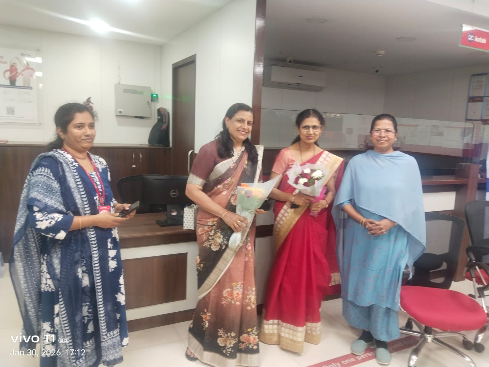 बैंक कर्मचारियों ने माइंडफुलनेस और श्वास अभ्यास किया