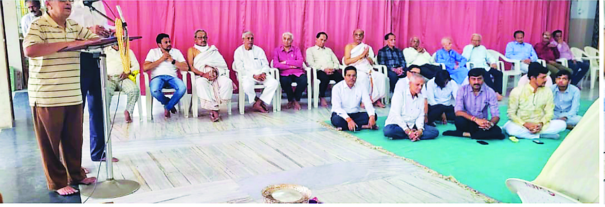 मुमुक्षुओं का कोठी जैन मंदिर में अभिनंदन करते हुए दृश्य