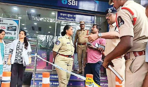 कोठी एटीएम लूटकांड की जांच करती हैदराबाद पुलिस