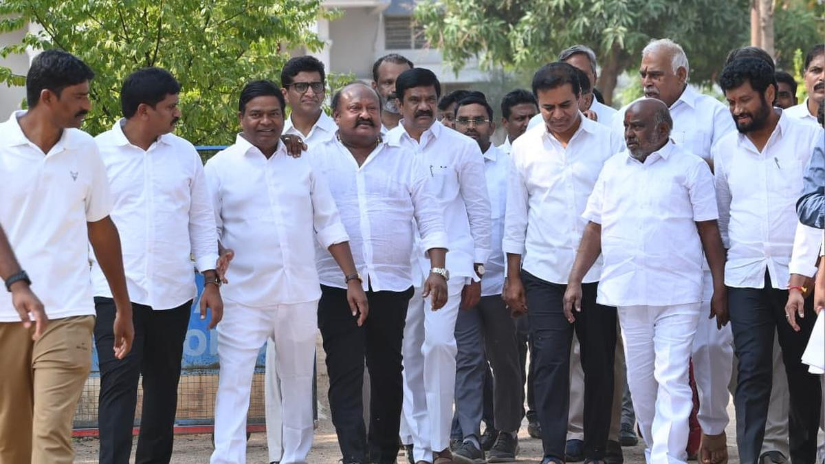 आदिलाबाद में पत्रकारों से बातचीत करते केटीआर