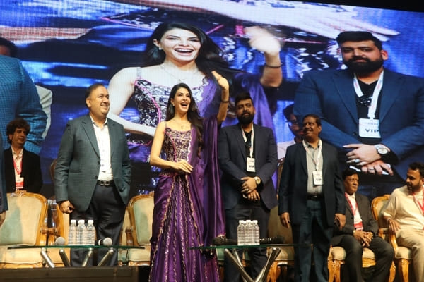 लक्स कोज़ी रिटेल सम्मेलन में शामिल जैकलीन फर्नांडीज़