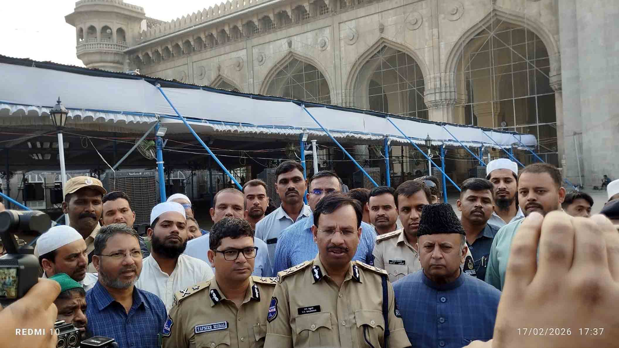 चारमीनार में रमजान सुरक्षा का जायजा लेते पुलिस अधिकारी