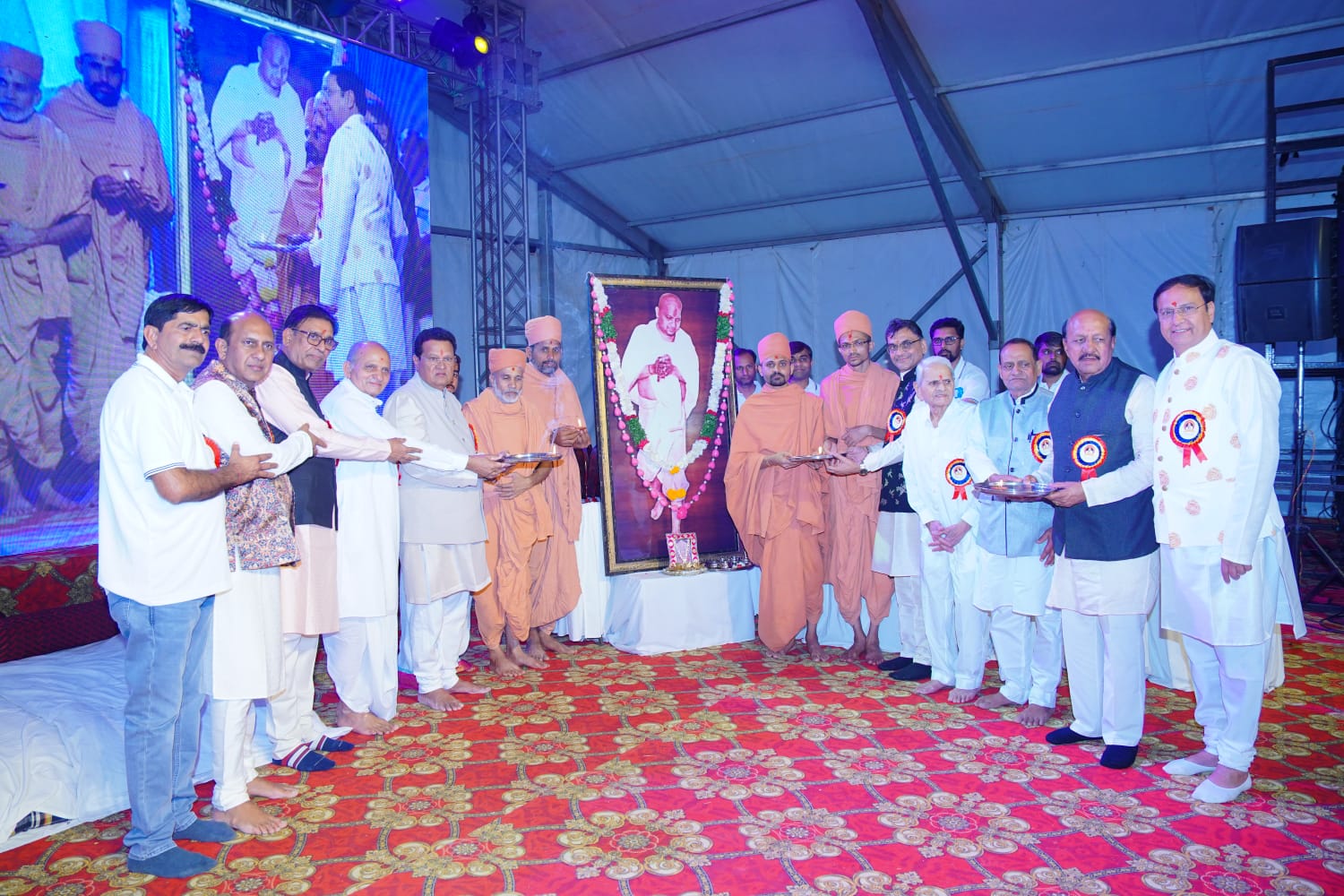 गौशाला महोत्सव में भक्त और कलाकार कार्यक्रम का आनंद लेते हुए