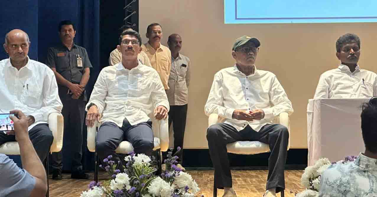 डीजीपी के सामने चार माओवादी नेताओं का आत्मसमर्पण