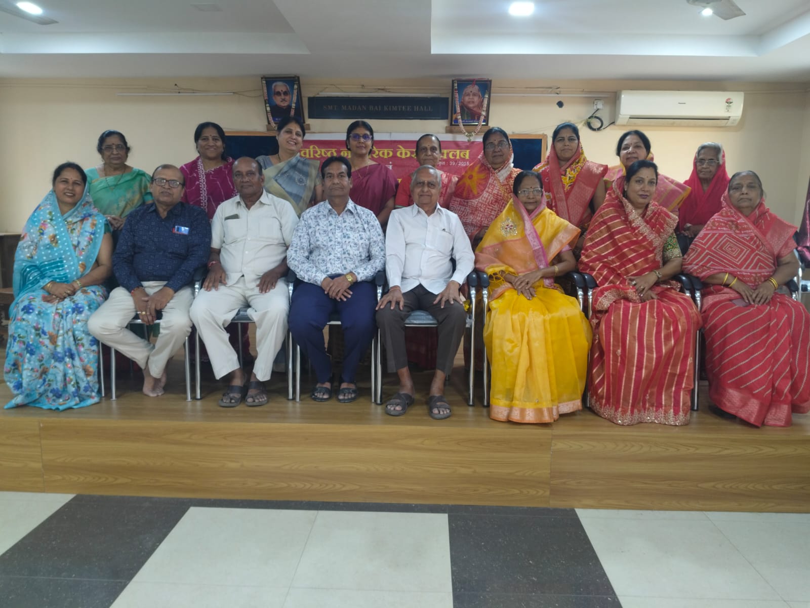 नवकार धाम में वरिष्ठ नागरिक बैठक का दृश्य