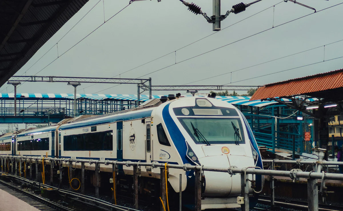 वंदे भारत एक्सप्रेस से हिमालय और घाटियों के दृश्य