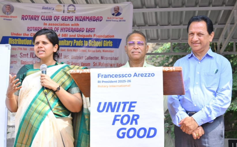 कलेक्टर ने लड़कियों को रीयूज़ेबल सैनिटरी पैड बांटे