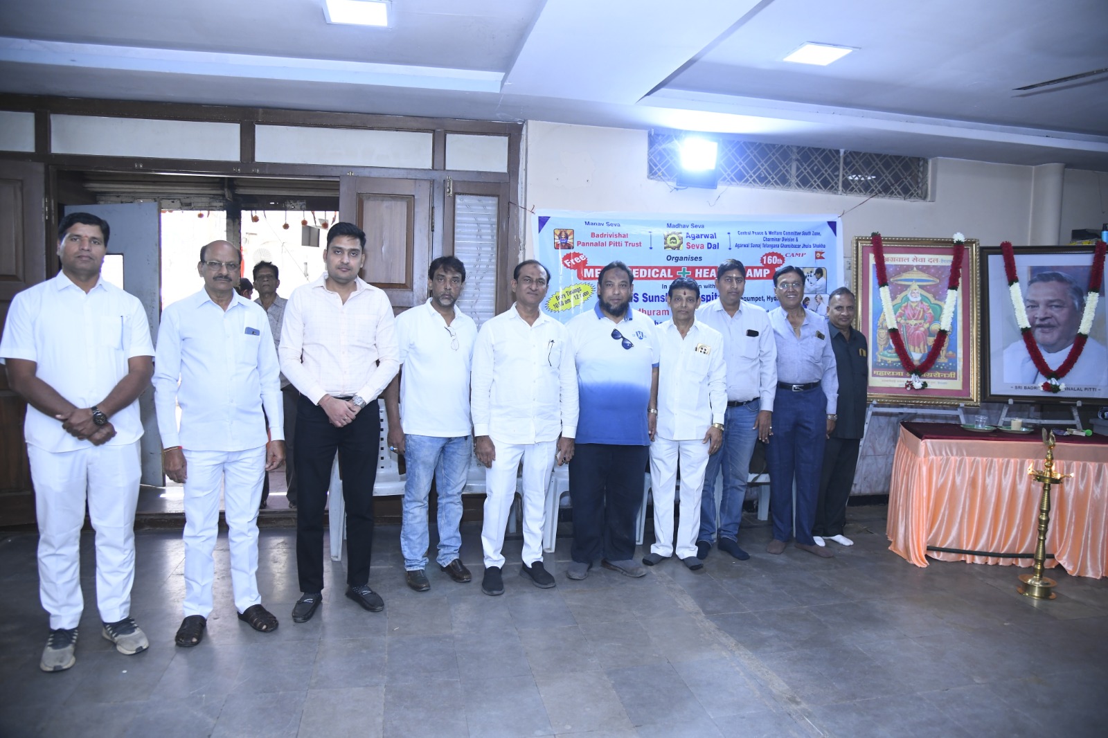 हैदराबाद में स्वास्थ्य शिविर में मरीजों और चिकित्सकों की गतिविधि