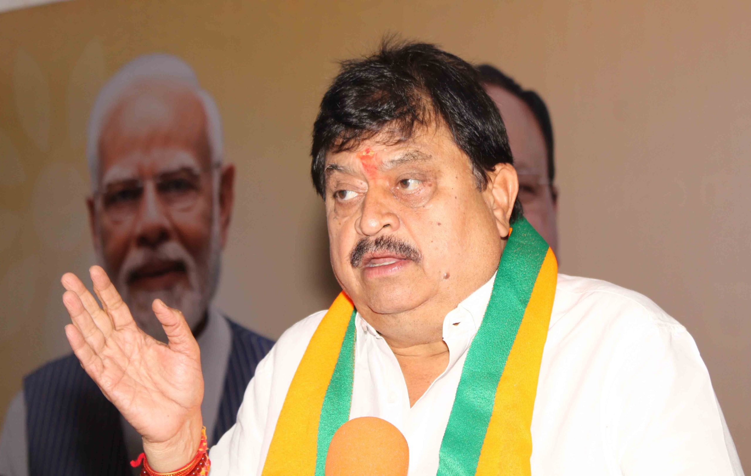 भाजपा अध्यक्ष एन. रामचंदर राव मुख्यमंत्री से मिलते हुए