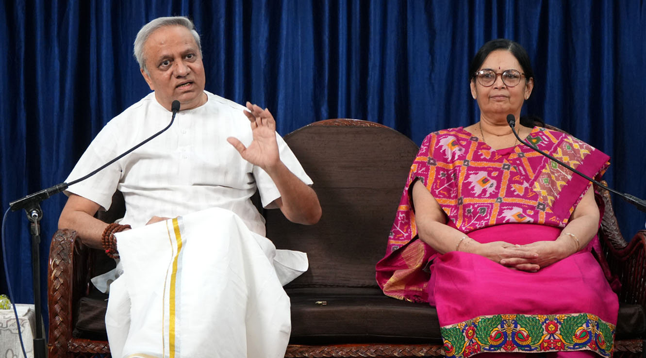 गुरु रमेशजी सत्संग में दान और अहंकार त्याग समझाते हुए