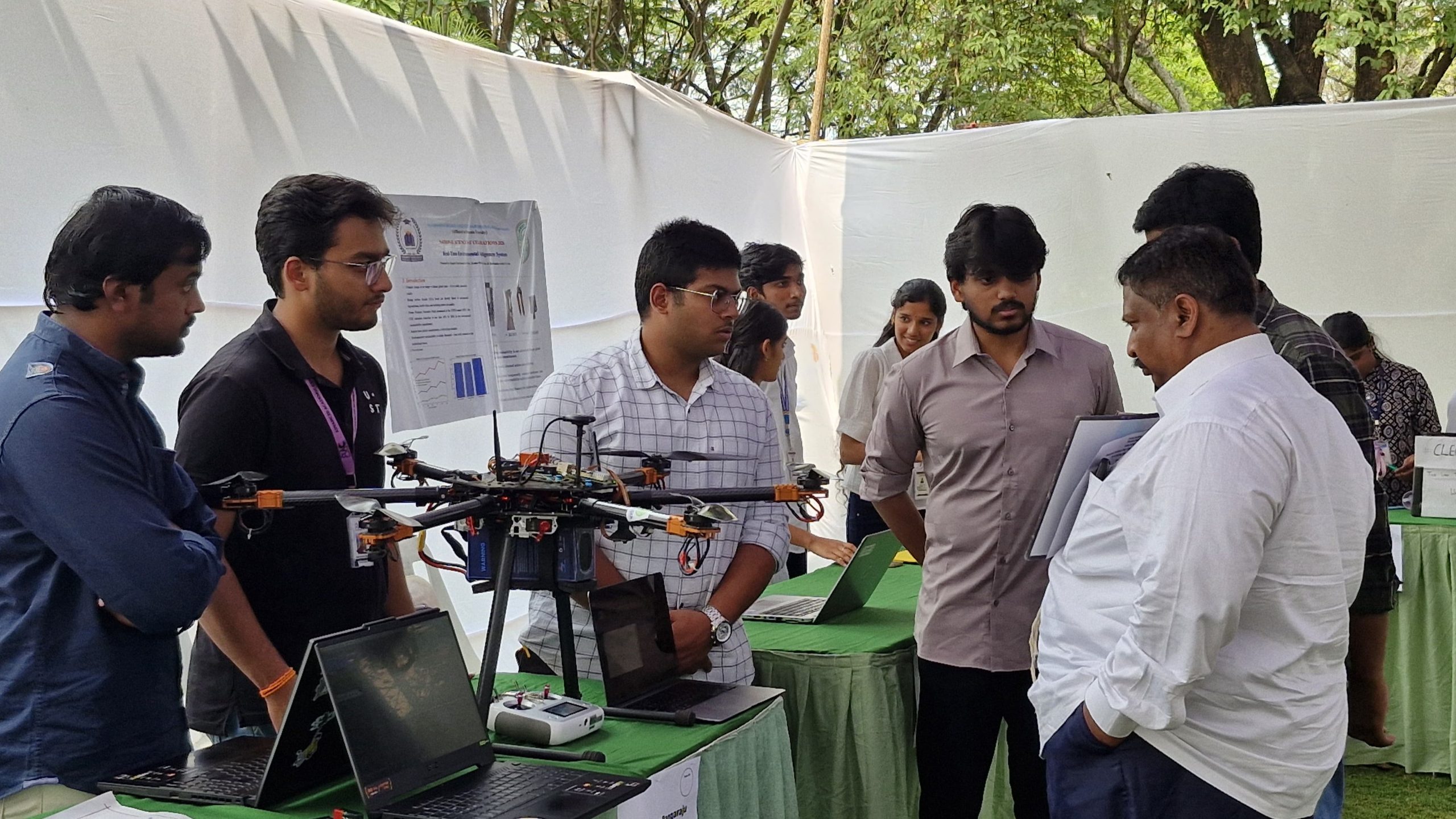 विज्ञान दिवस समारोह में मॉडल देखते छात्र