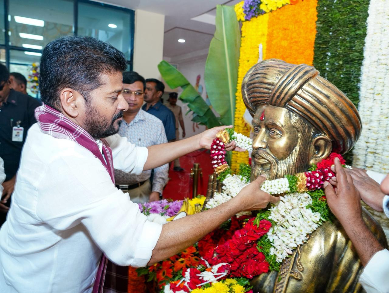 जयंती कार्यक्रम में संबोधित करते रेवंत रेड्डी