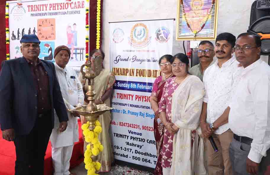 निशुल्क स्वास्थ्य एवं नेत्र जाँच शिविर में लोगों की सेवा करती टीम