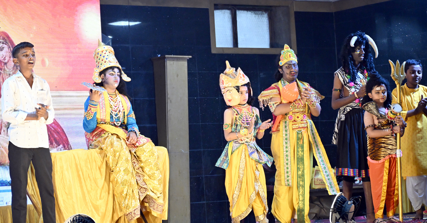 सत्संग समापन पर गीता बाल संस्कार के बच्चों की प्रस्तुति