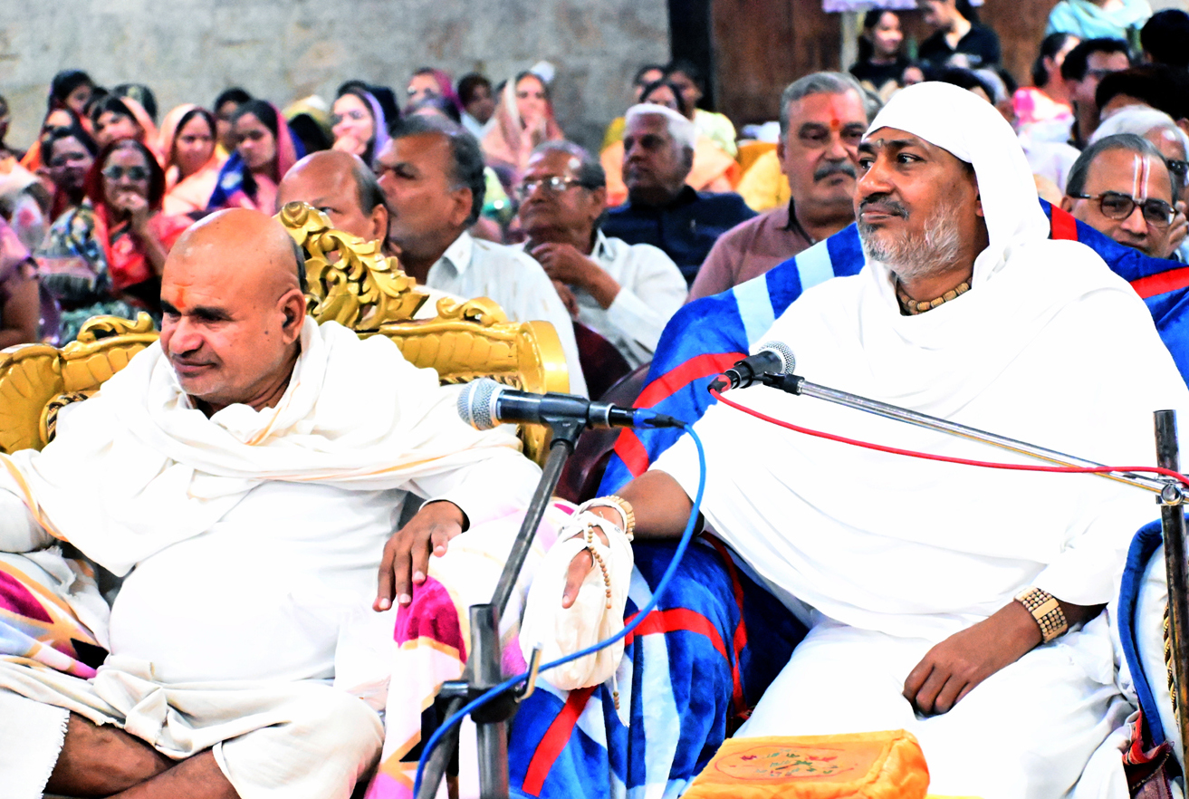 गीता बाल संस्कार कार्यक्रम में नाटक व योग प्रस्तुत करते बच्चे