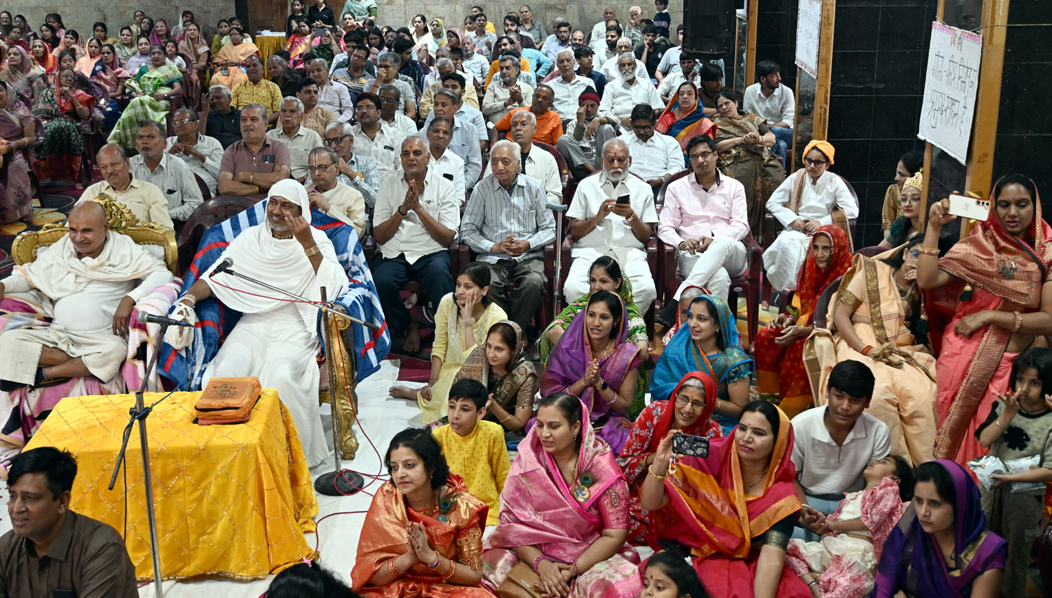 गीता बाल संस्कार कार्यक्रम में नाटक व योग प्रस्तुत करते बच्चे