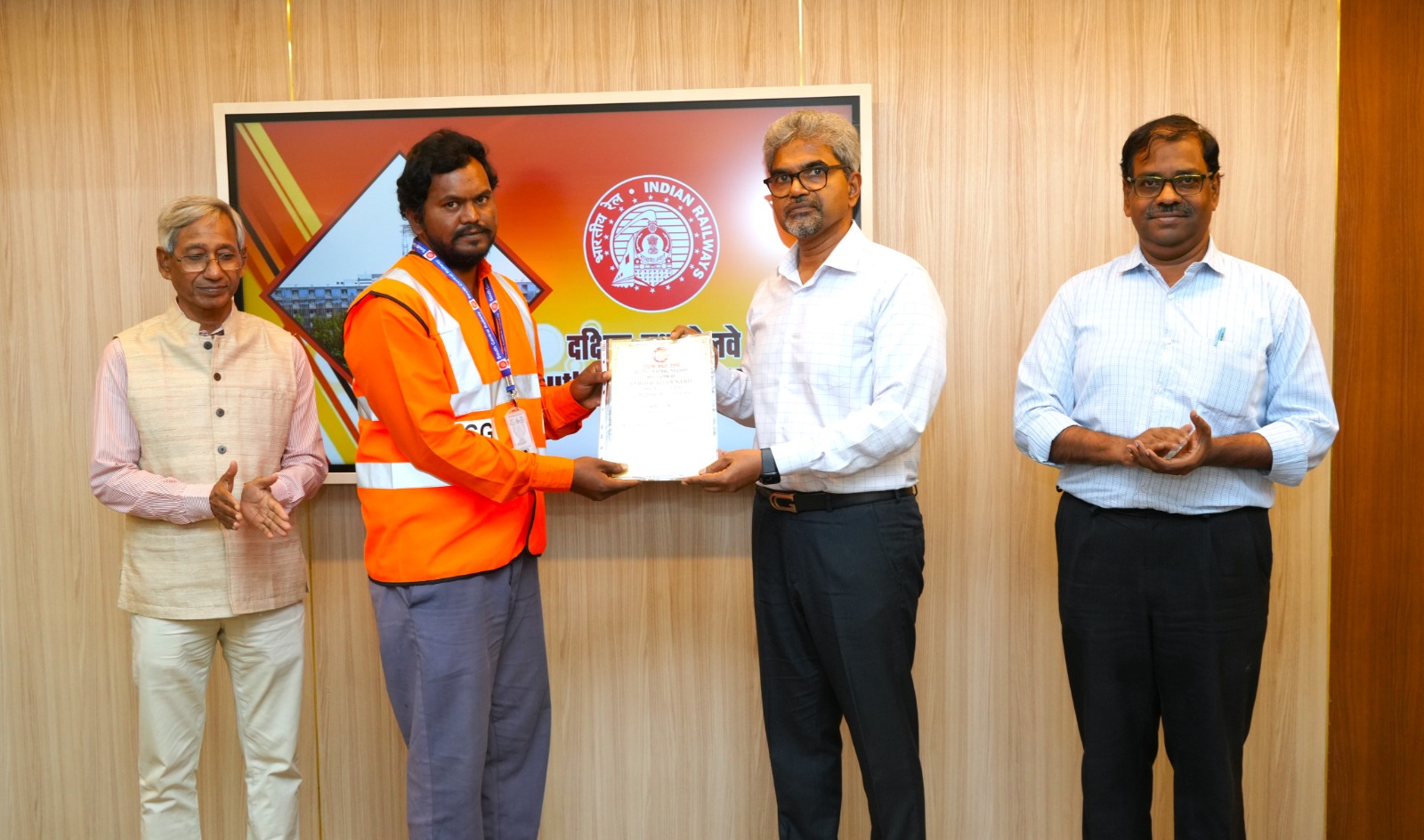 रेलवे कर्मचारियों को दक्षिण मध्य रेलवे सुरक्षा पुरस्कार प्रदान
