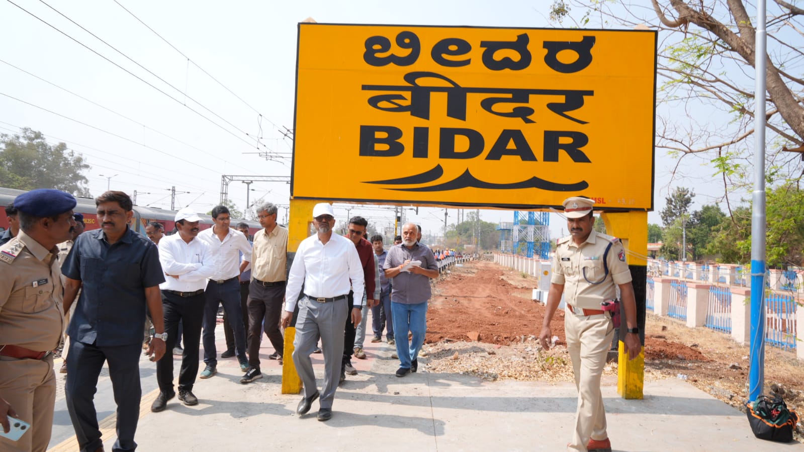 परली वैजनाथ मार्ग पर रेलवे निरीक्षण करते दमरे महाप्रबंधक