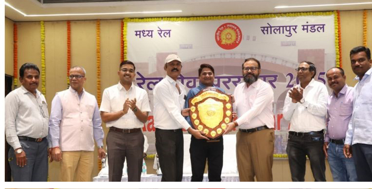 रेलवे सप्ताह समारोह में कर्मचारियों को सम्मानित करते अधिकारी