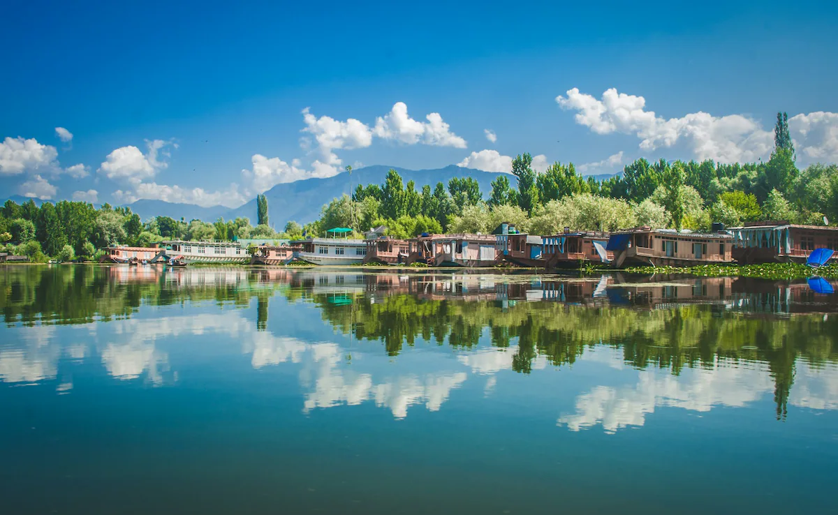 वंदे भारत एक्सप्रेस से हिमालय और घाटियों के दृश्य