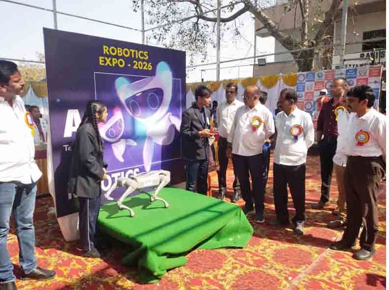 बच्चे रविस स्कूल रोबोटिक्स एक्सपो में मॉडल प्रदर्शित करते हुएरविस हाई स्कूल के विद्यार्थियों द्वारा रोबोटिक्स मॉडल प्रदर्शित