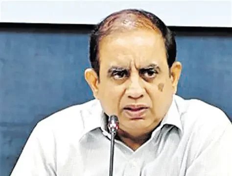 मुख्य निर्वाचन अधिकारी सुदर्शन रेड्डी बैठक में विचार रखते हुए