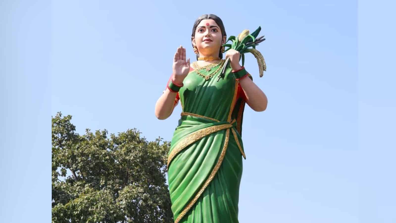 33 जिलाधीश कार्यालयों में तेलंगाना तल्ली मूर्तियों का अनावरण