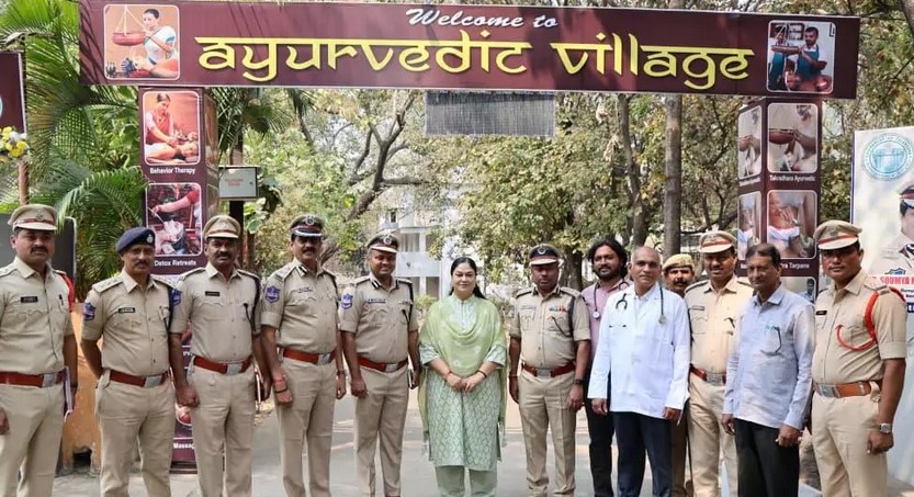 आयुर्वेदिक विलेज उद्घाटन के दौरान अधिकारी