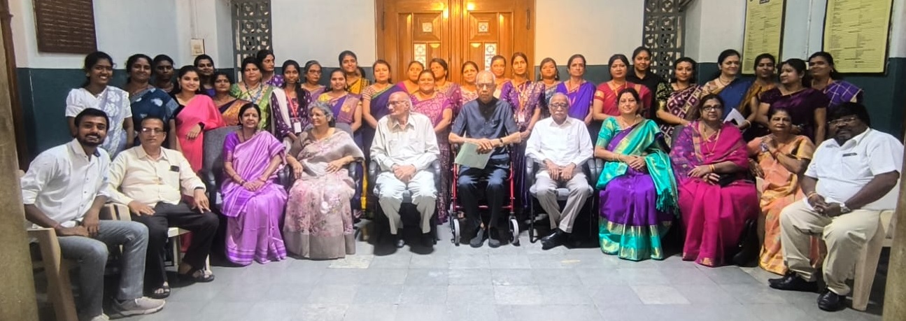 महिला प्राध्यापकों और छात्राओं के साथ महिला दिवस कार्यक्रम