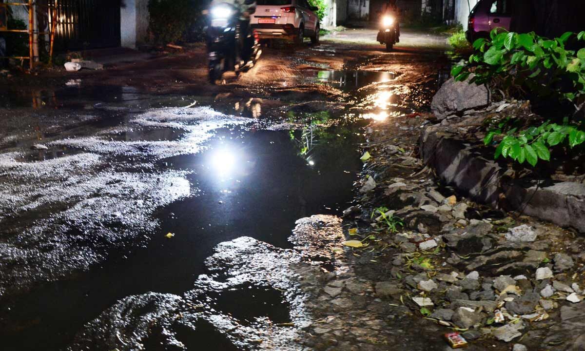 मेनहोल सफाई में निकले कंबल, गद्दे और प्लास्टिक कचरा