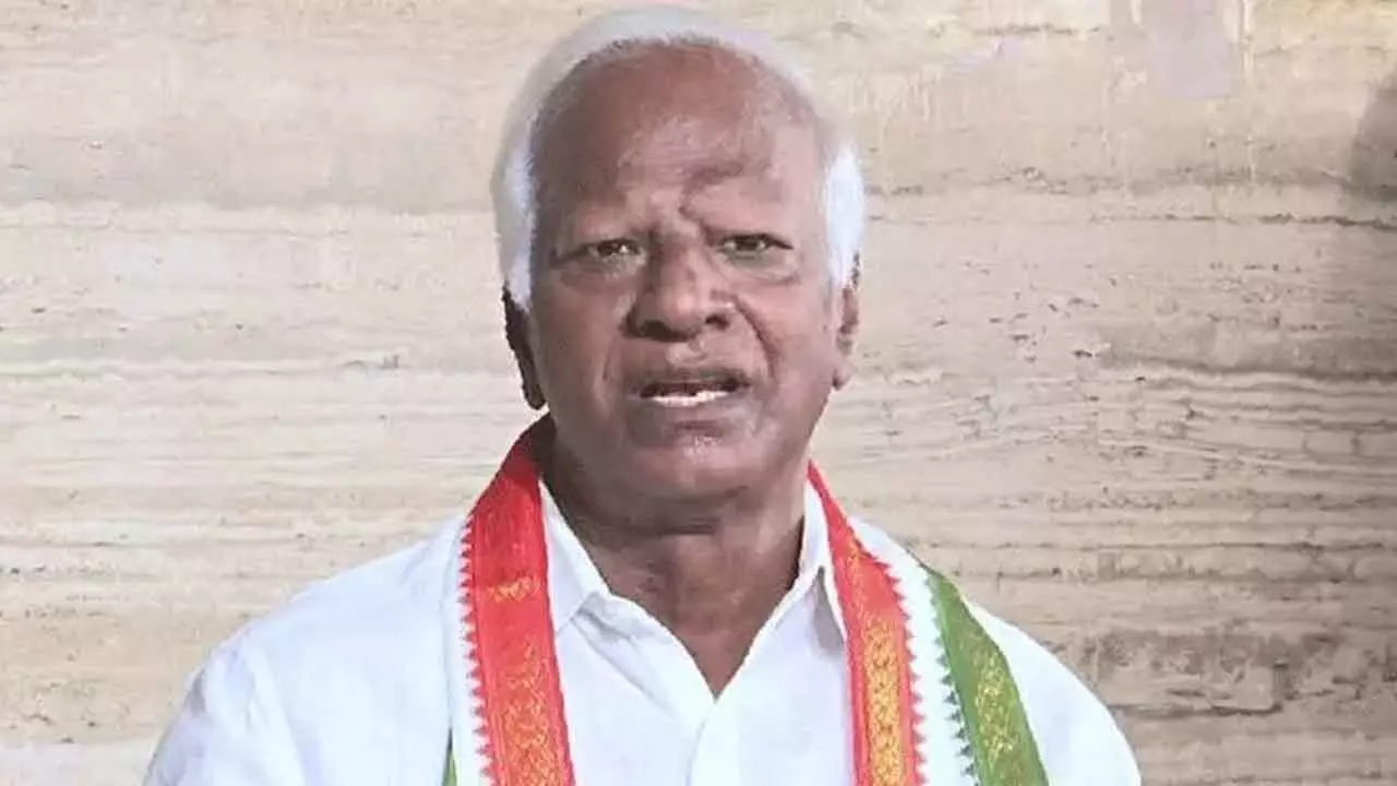 दल-बदल मामले में कड़ियम श्रीहरि से पूछताछ करते स्पीकर