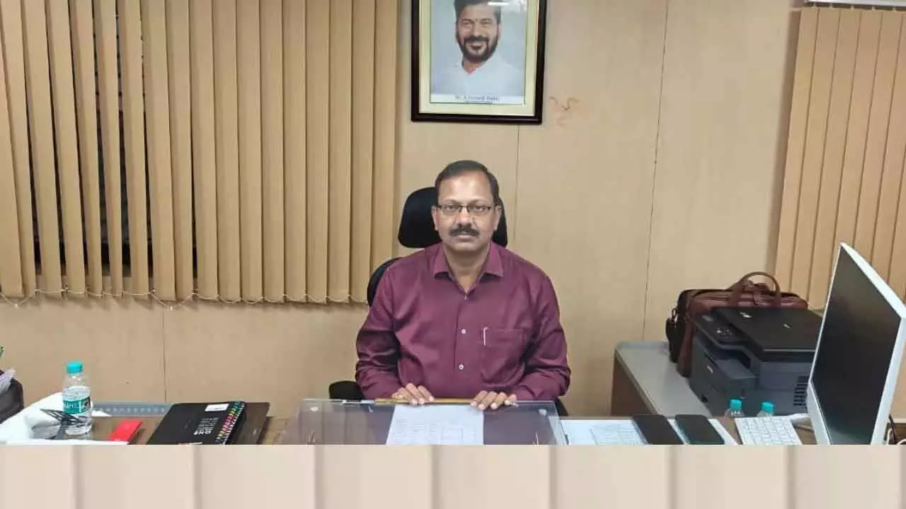 नगर निगम अधिकारी स्ट्रीट लाइटें जांचते हुए