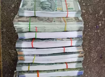 जाली नोट गिरोह से बरामद नकदी और वाहन