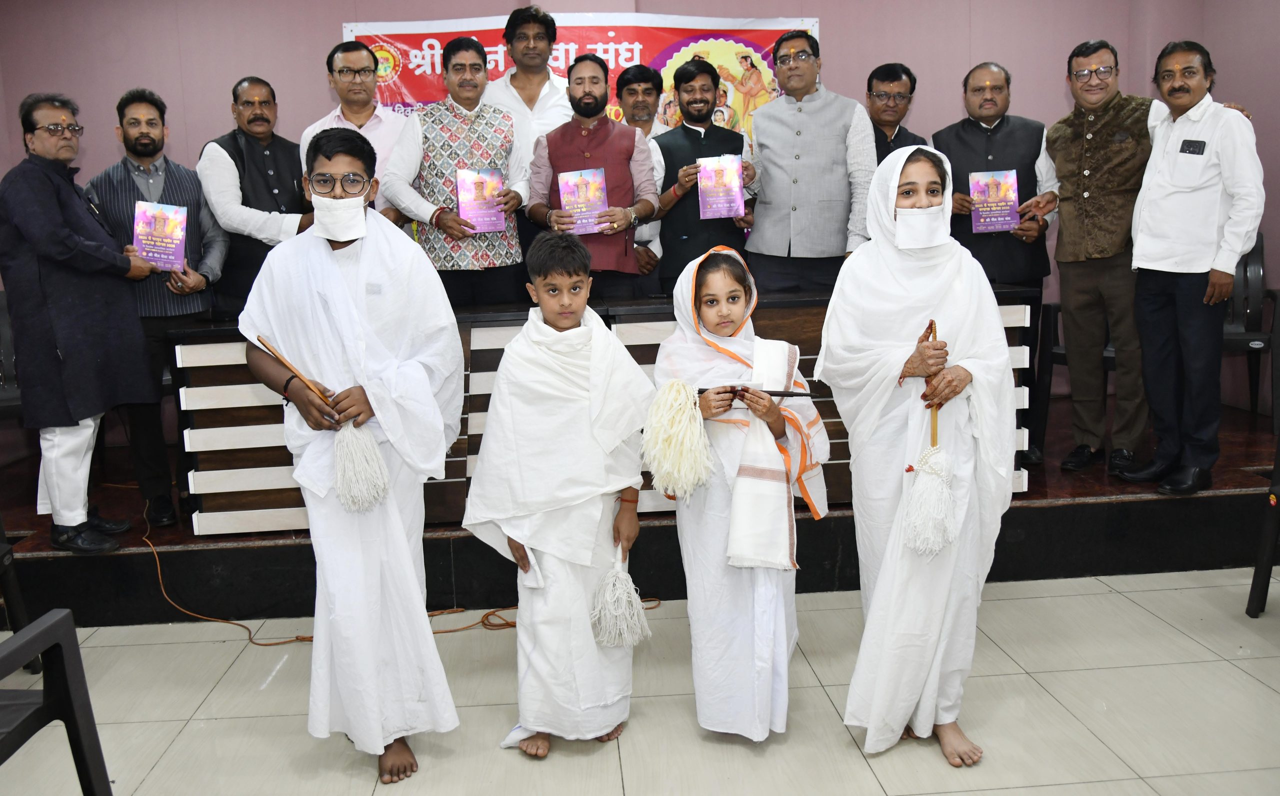 महावीर जन्मकल्याणक महोत्सव में श्रद्धालु भाग लेते हुए