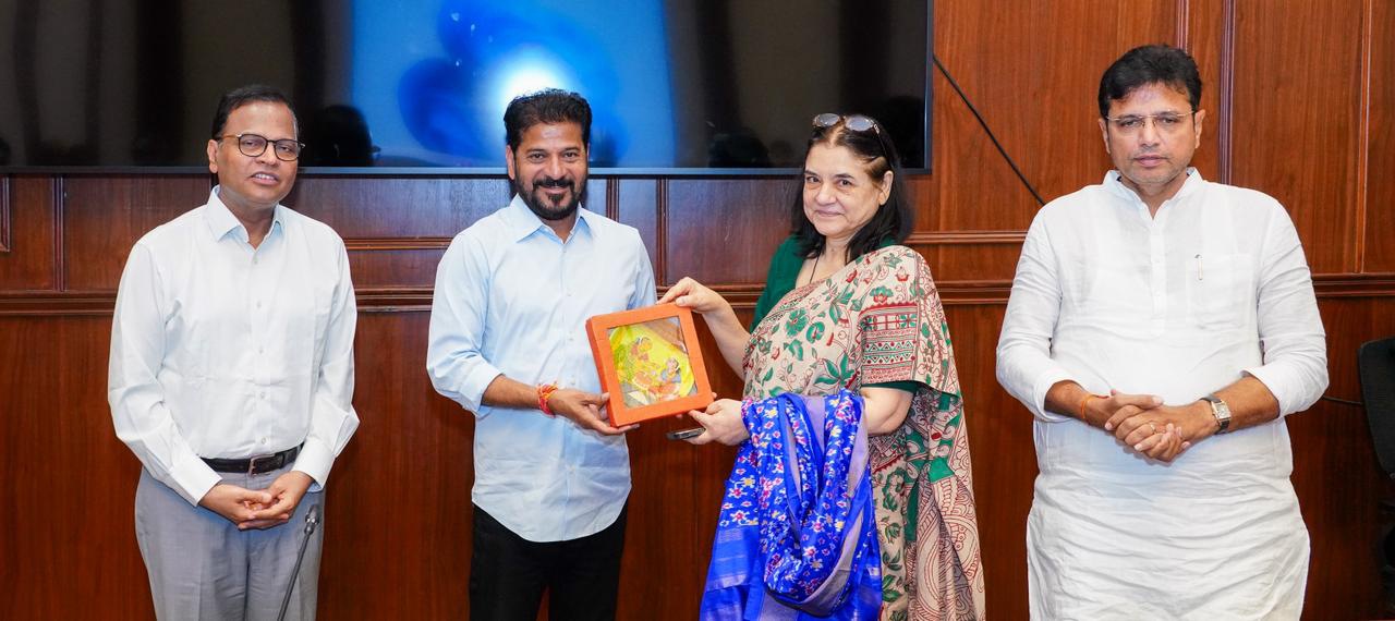 मेनका गांधी सीएम रेवंत रेड्डी से चर्चा करती हुई