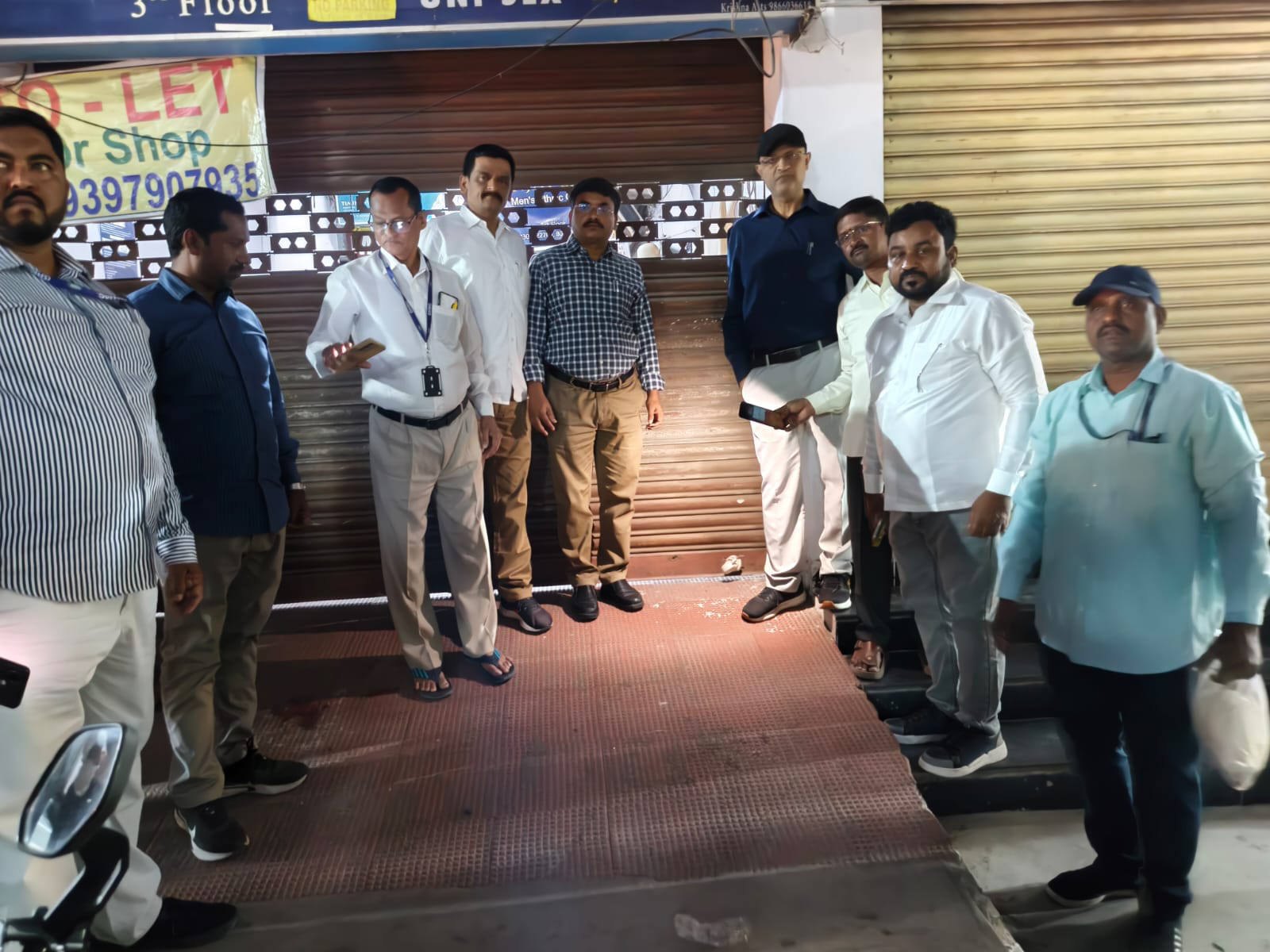 संपत्ति कर बकाया पर प्रतिष्ठान को सील करती GHMC टीम