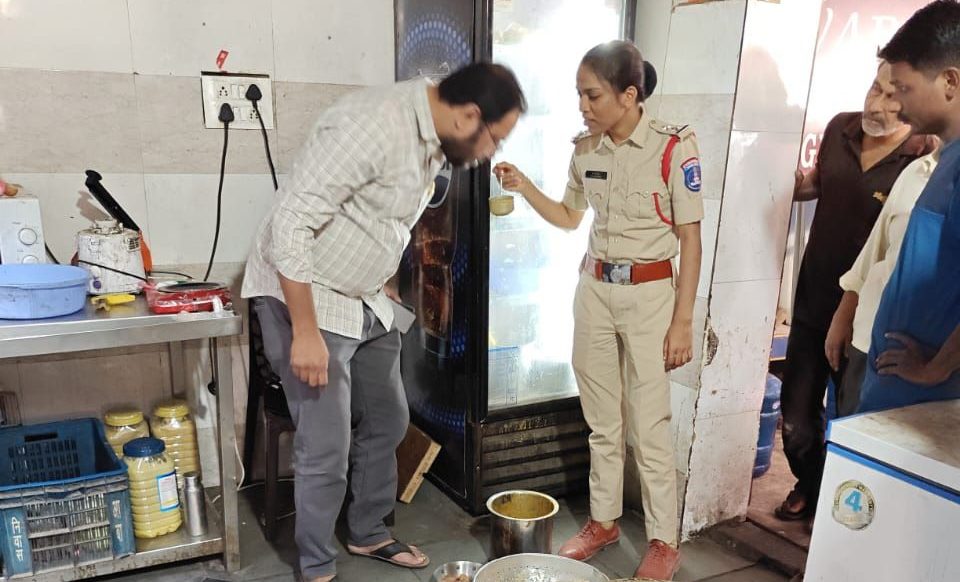 अत्तापुर में होटल की रसोई में पुलिस की जांच