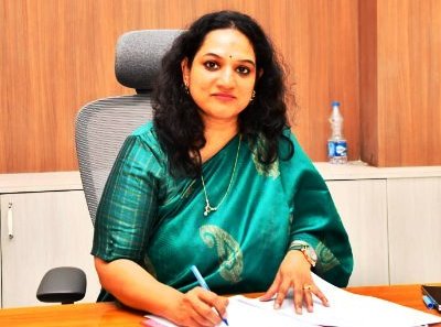 अधिकारियों के साथ बैठक में निर्देश देती नगर निगम आयुक्त