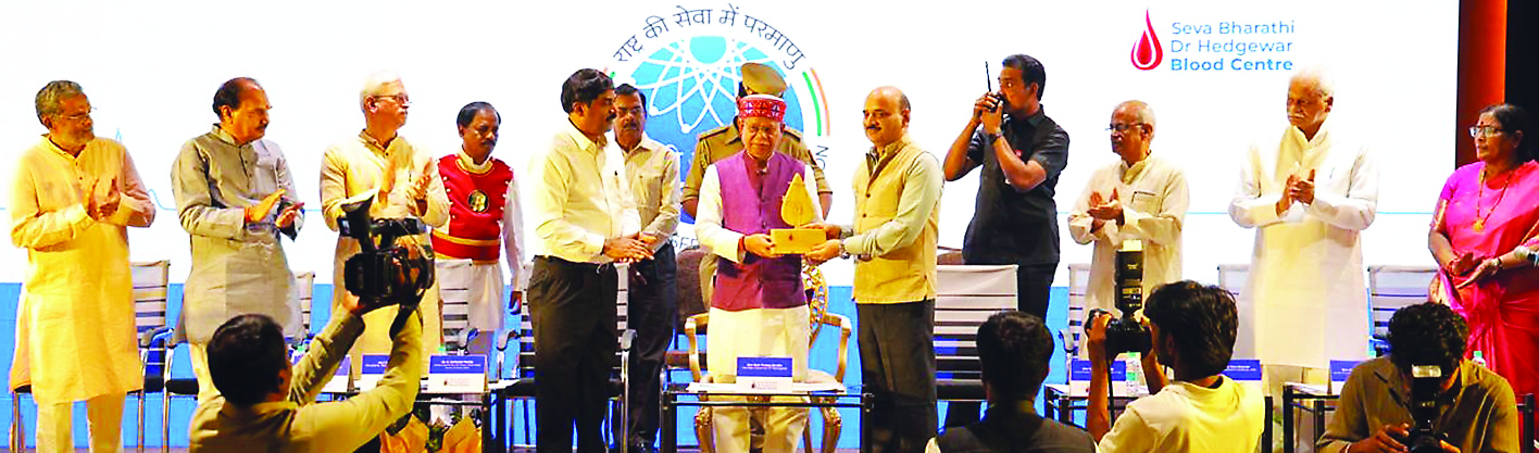 सीएसआर पहल के तहत ईसीआईएल ने ब्लड बैंक को उपकरण दिए