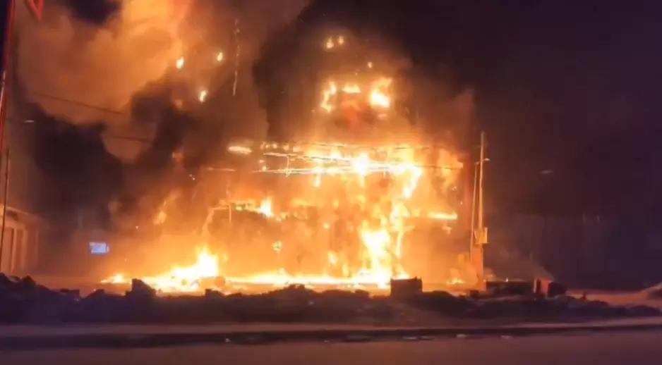 चंदानगर में फर्नीचर शोरूम में लगी भीषण आग