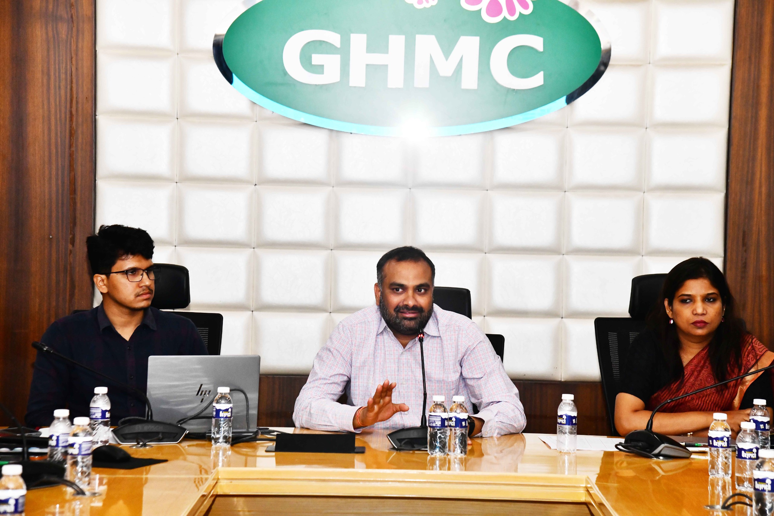 आयुक्त आर.वी. कर्णन सड़कों की सफाई समीक्षा बैठक में